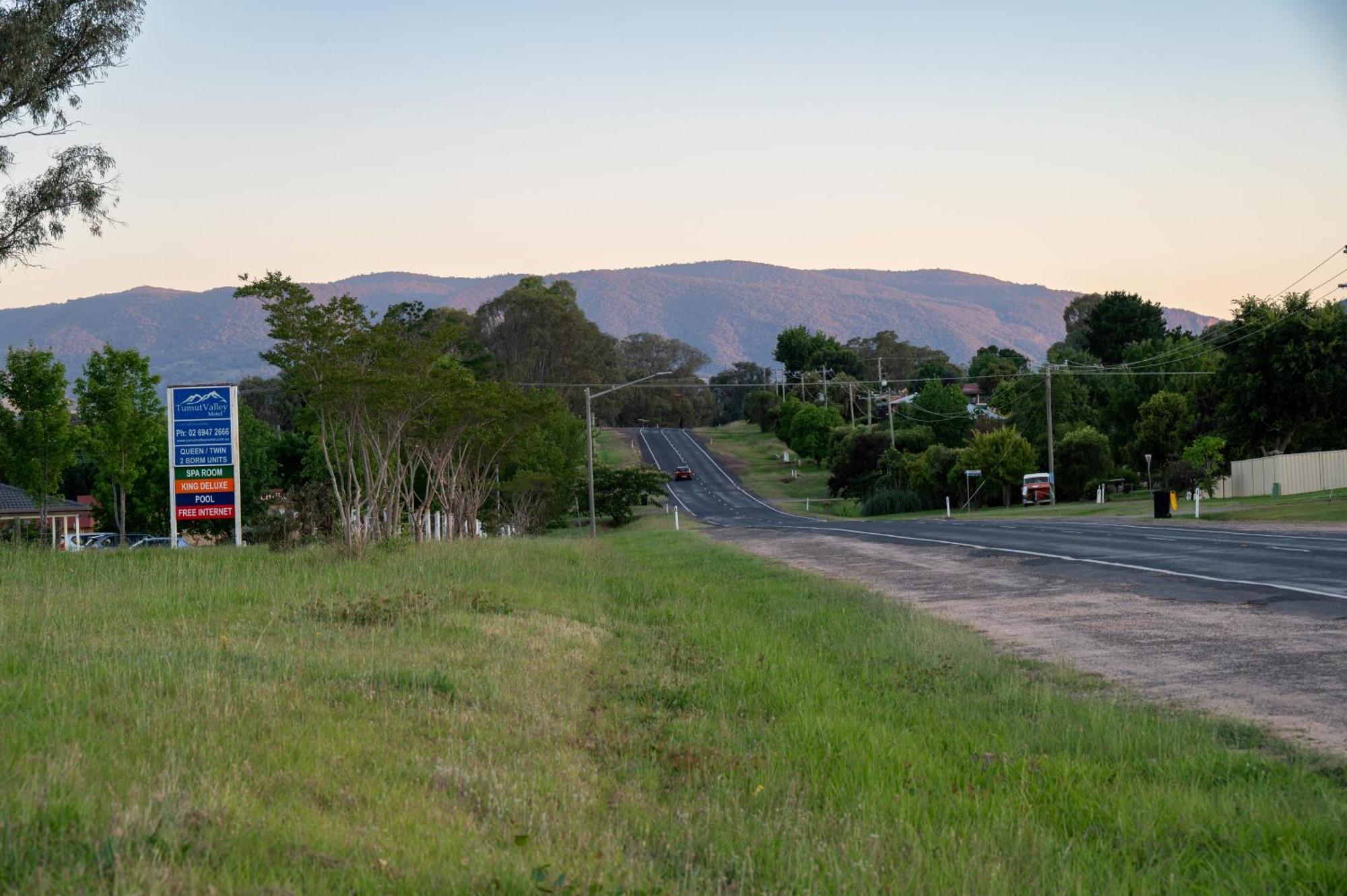 Tumut Valley Motel Pet Friendly Εξωτερικό φωτογραφία