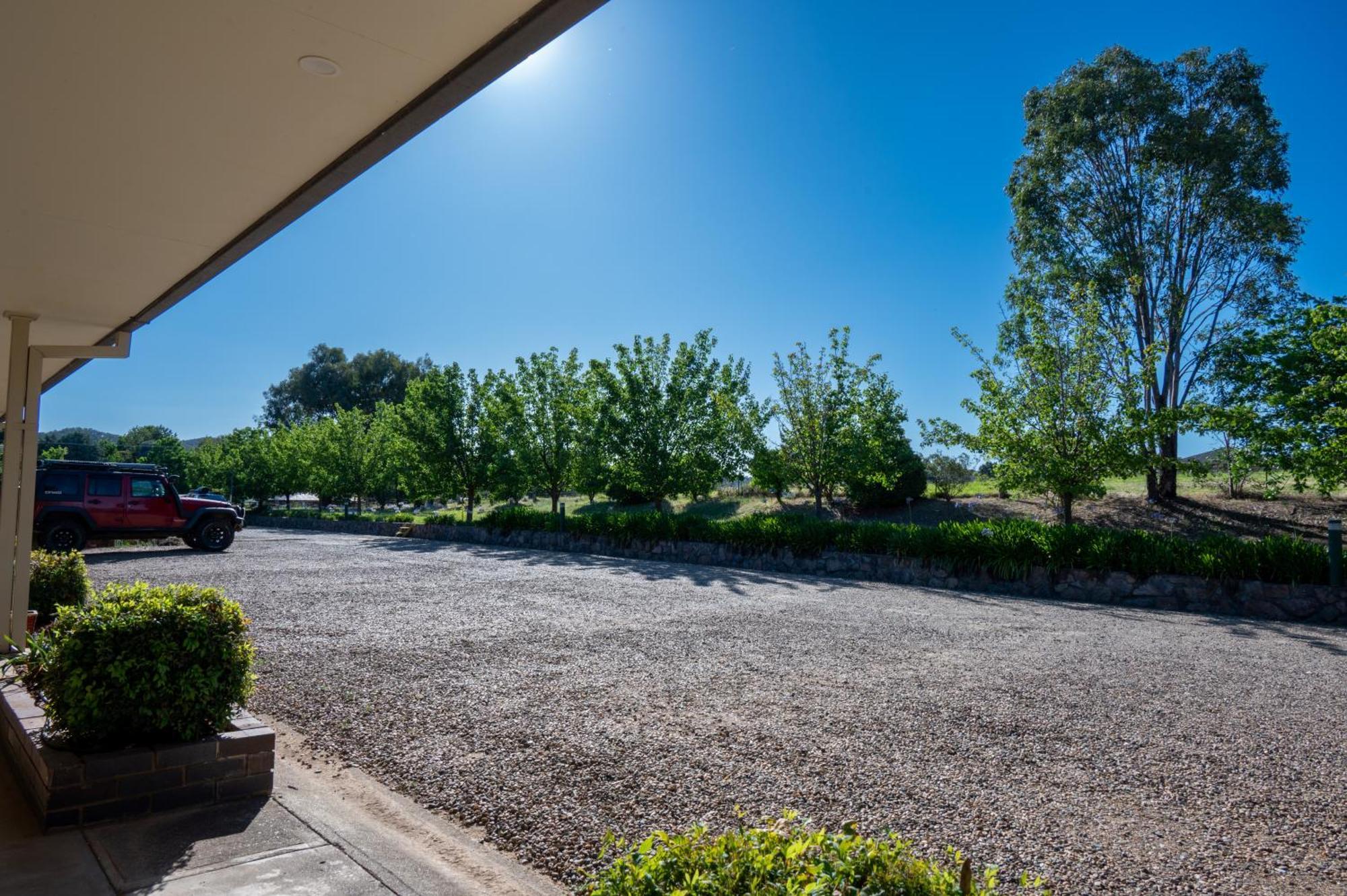 Tumut Valley Motel Pet Friendly Εξωτερικό φωτογραφία