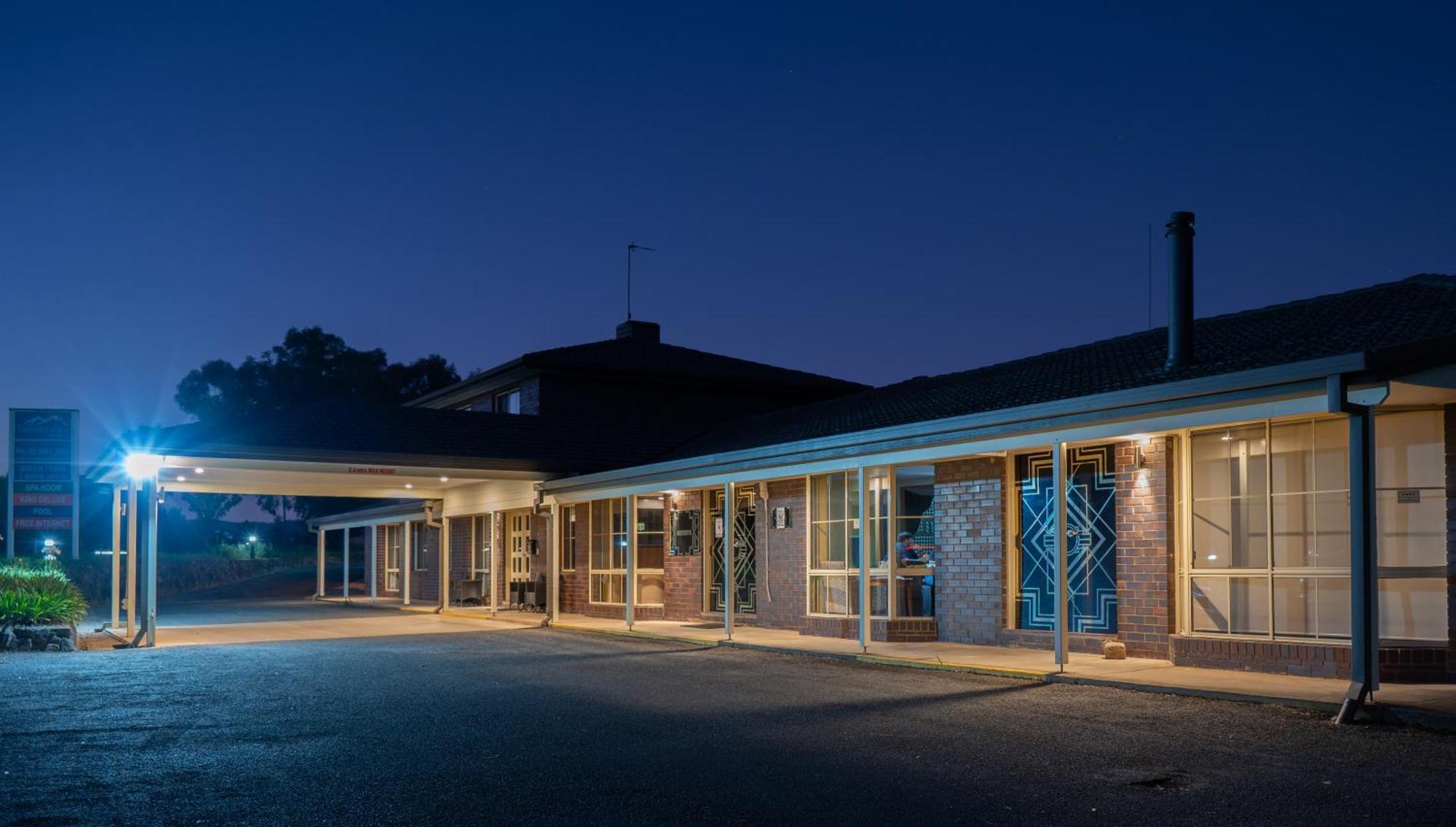 Tumut Valley Motel Pet Friendly Εξωτερικό φωτογραφία