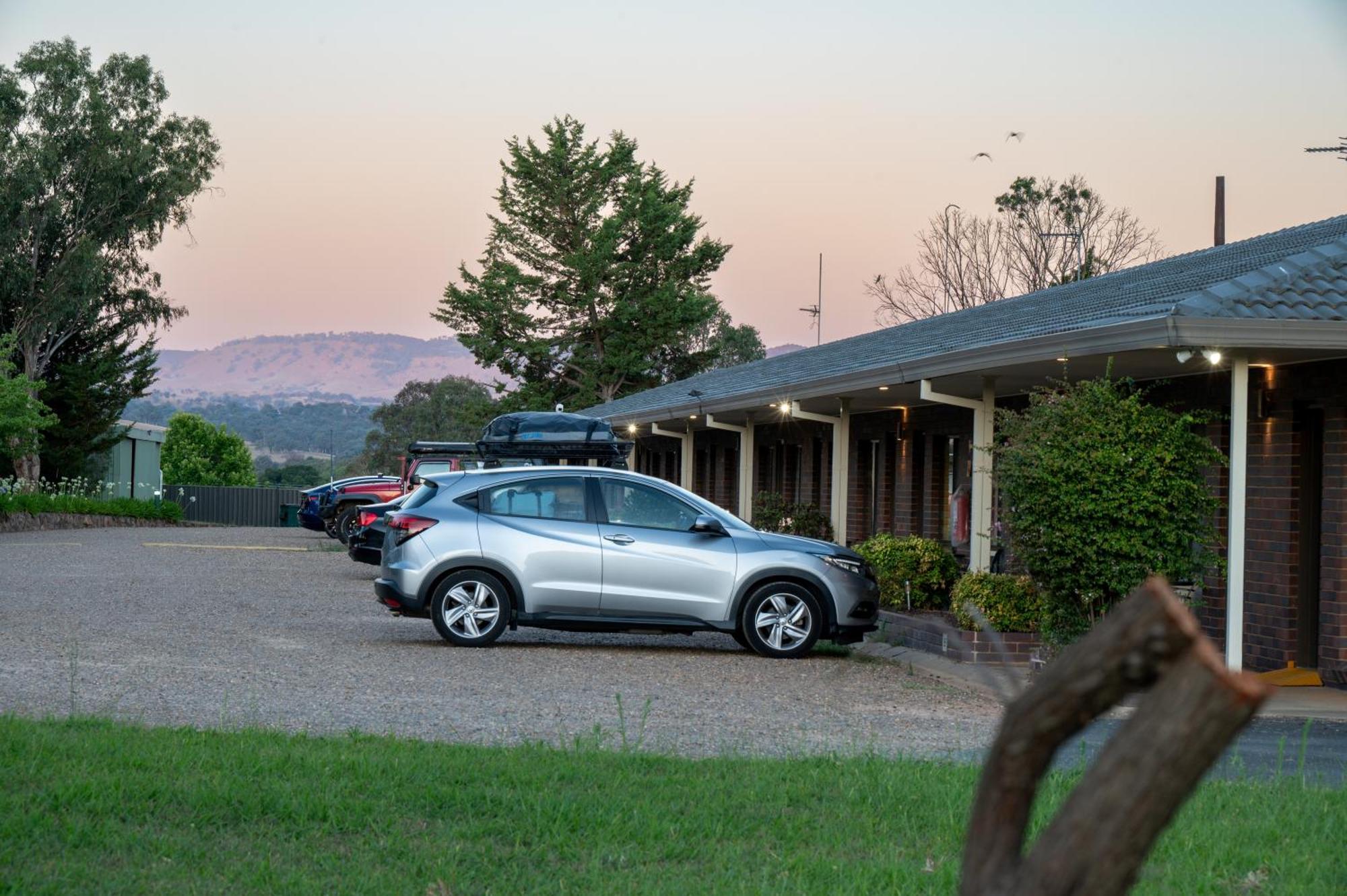 Tumut Valley Motel Pet Friendly Εξωτερικό φωτογραφία
