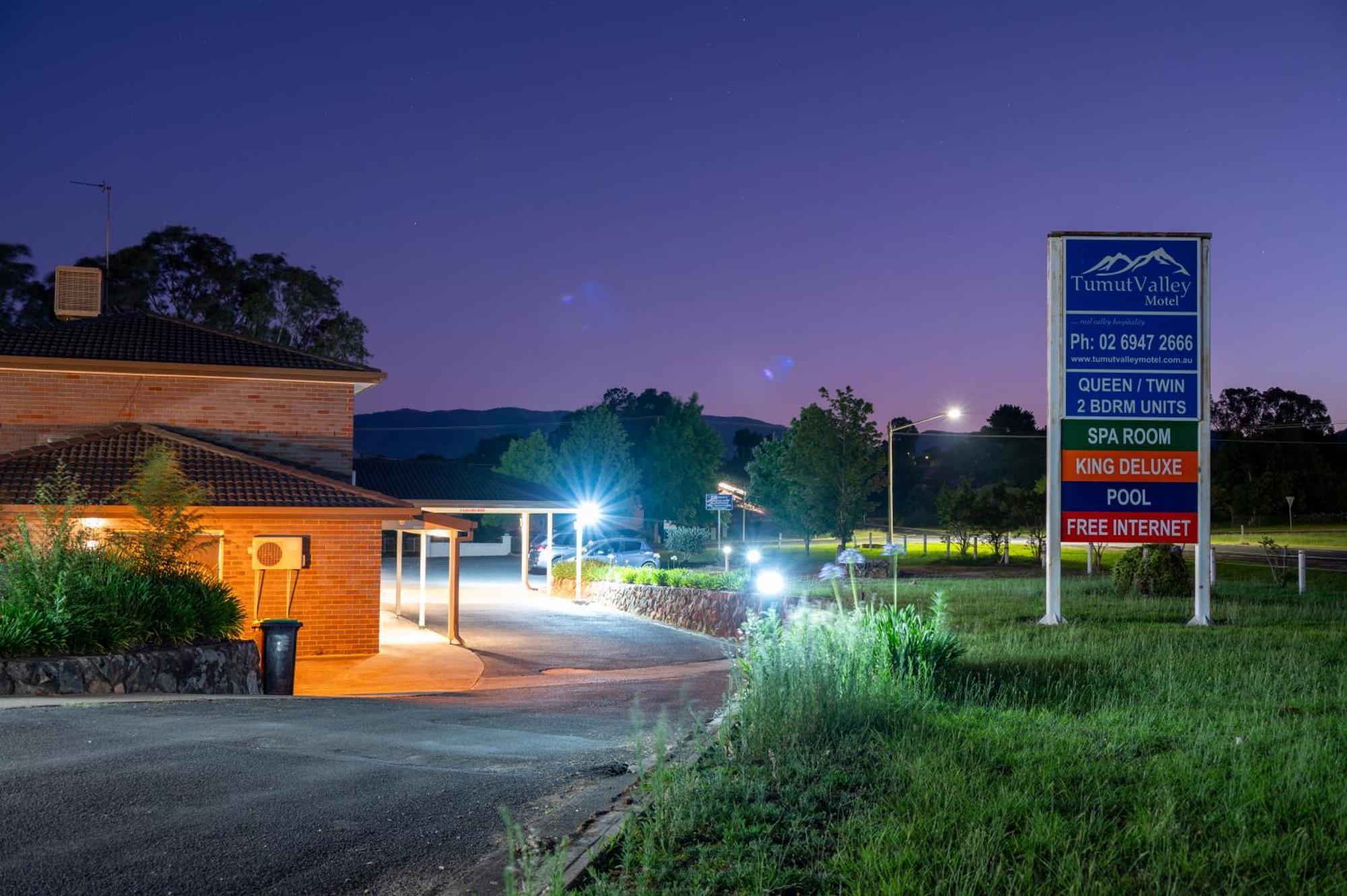 Tumut Valley Motel Pet Friendly Εξωτερικό φωτογραφία