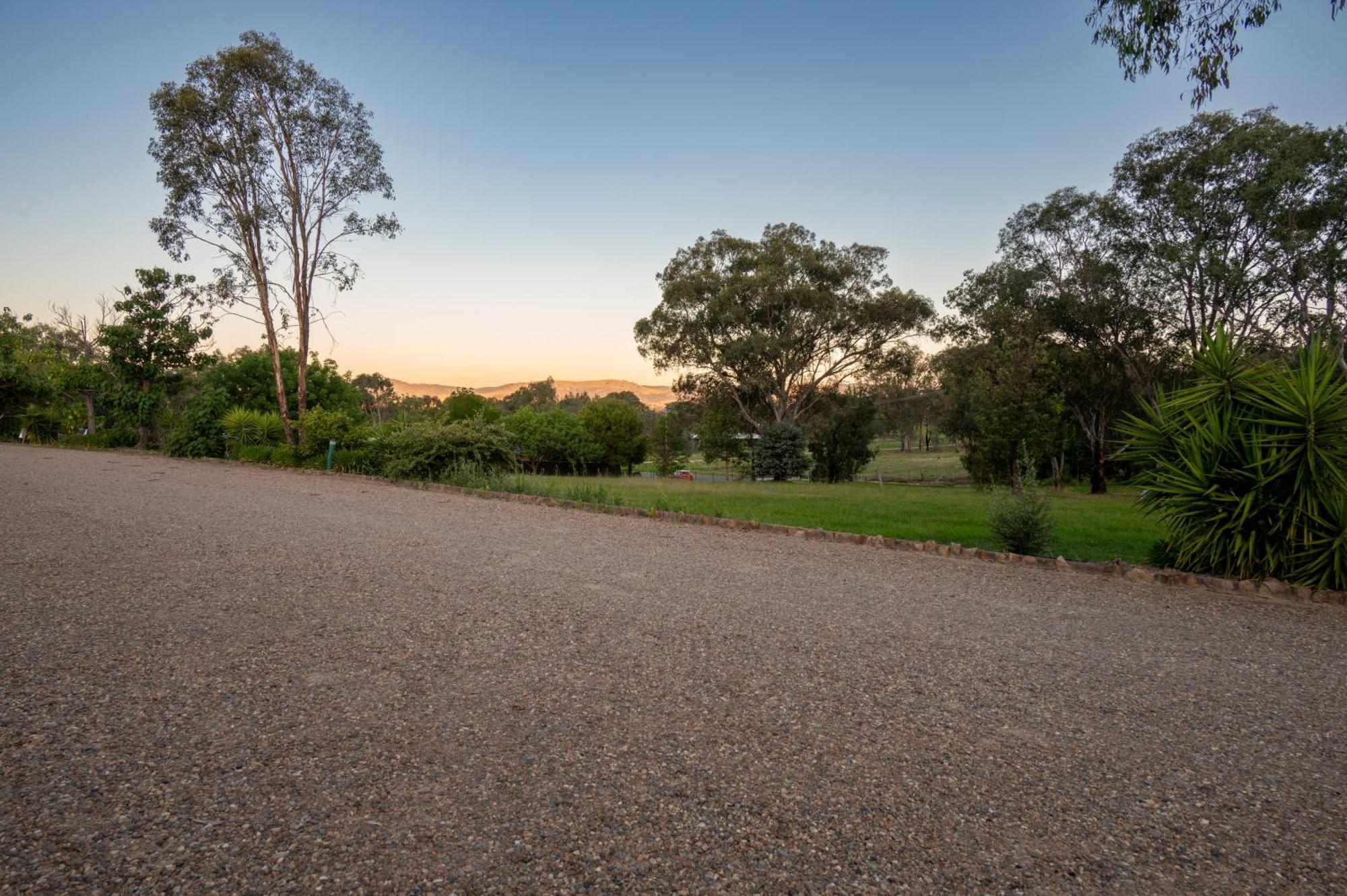 Tumut Valley Motel Pet Friendly Εξωτερικό φωτογραφία