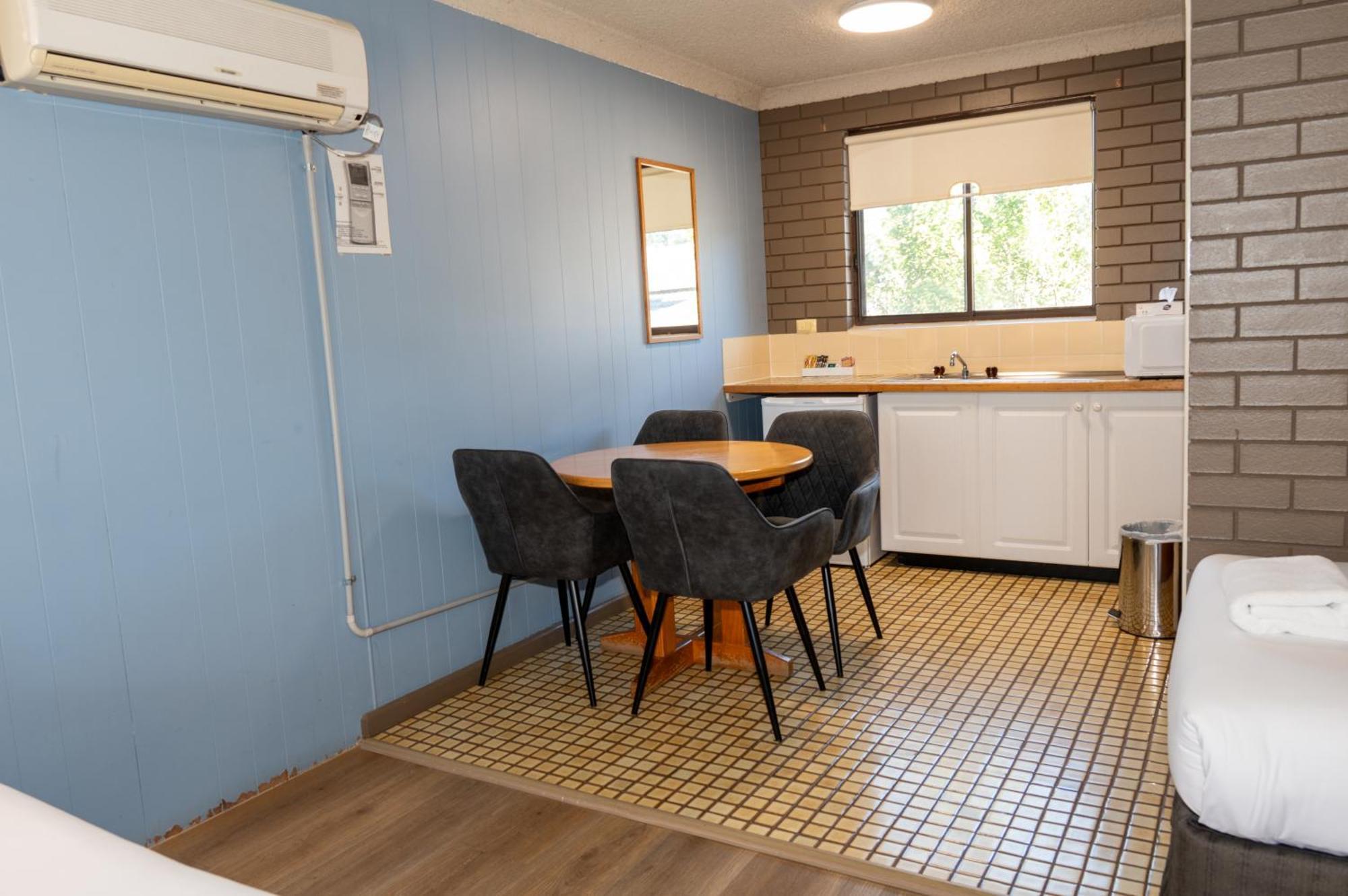 Tumut Valley Motel Pet Friendly Εξωτερικό φωτογραφία