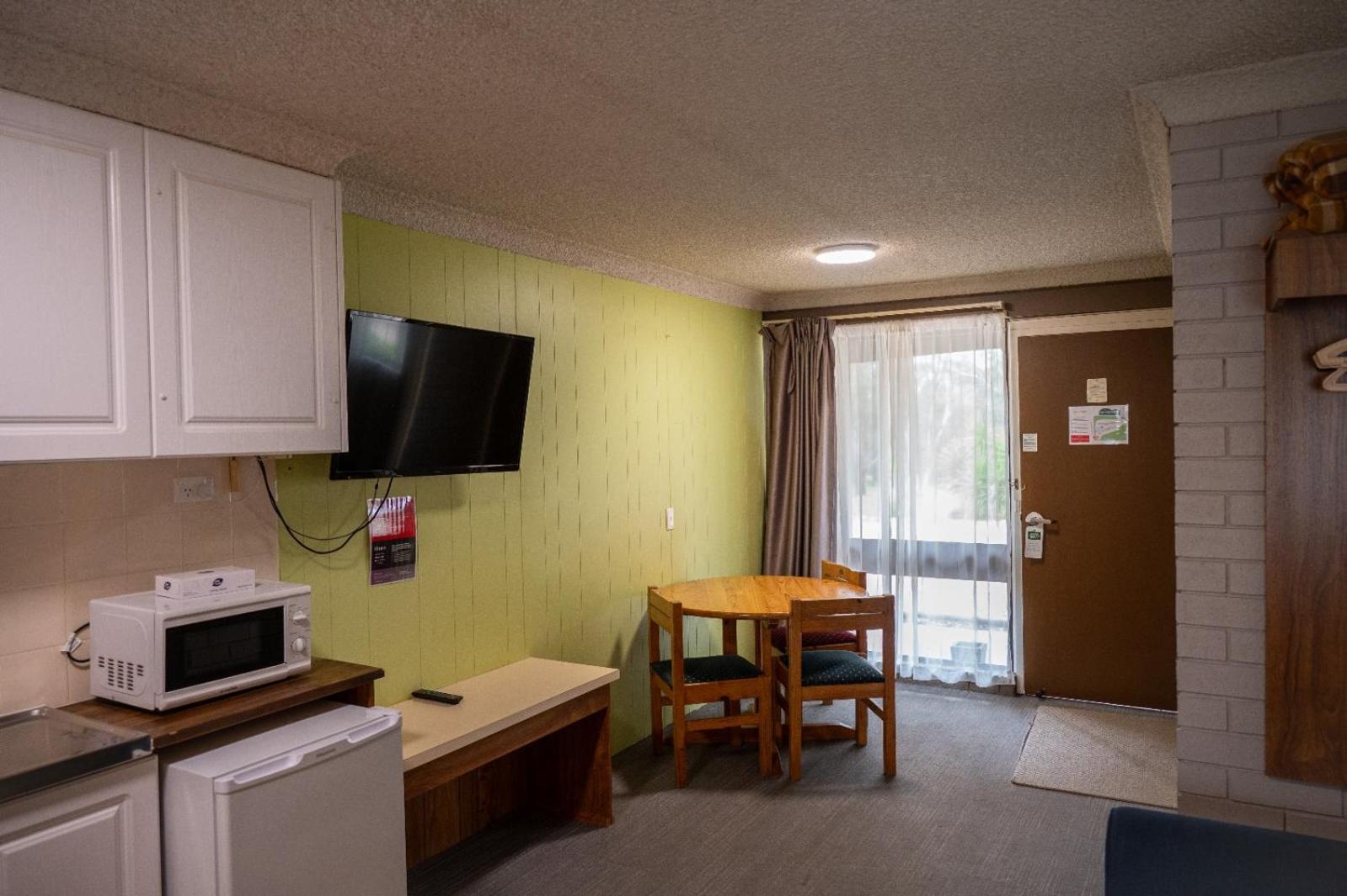 Tumut Valley Motel Pet Friendly Εξωτερικό φωτογραφία