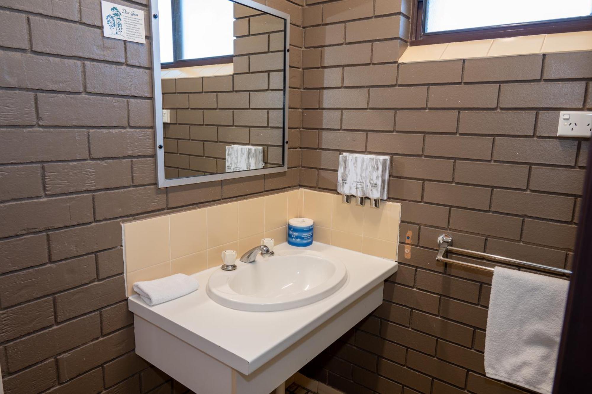 Tumut Valley Motel Pet Friendly Εξωτερικό φωτογραφία