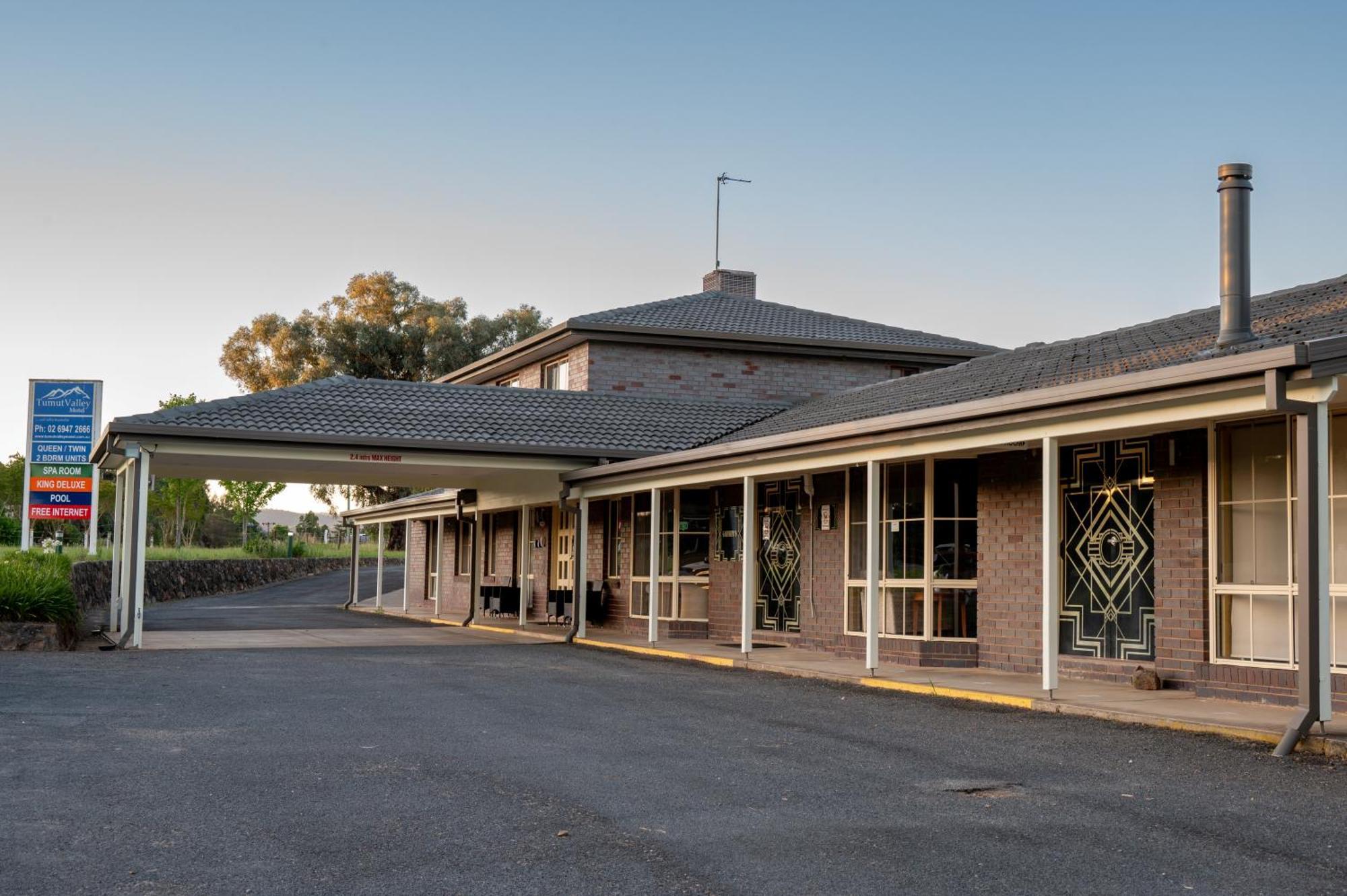Tumut Valley Motel Pet Friendly Εξωτερικό φωτογραφία