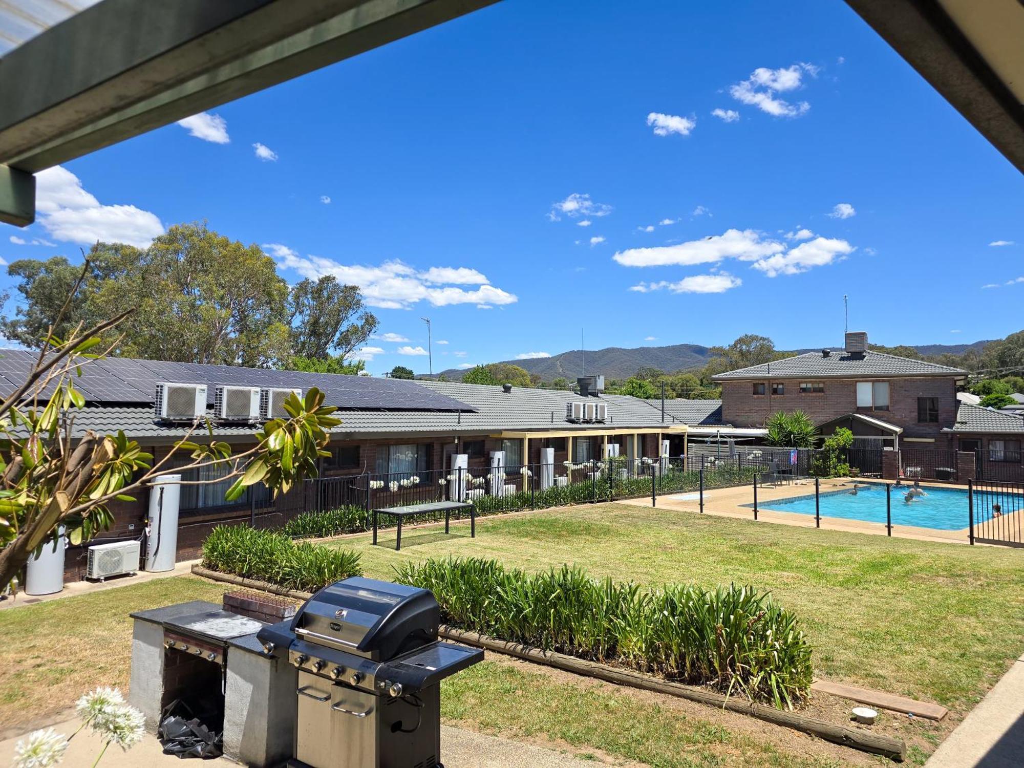 Tumut Valley Motel Pet Friendly Εξωτερικό φωτογραφία