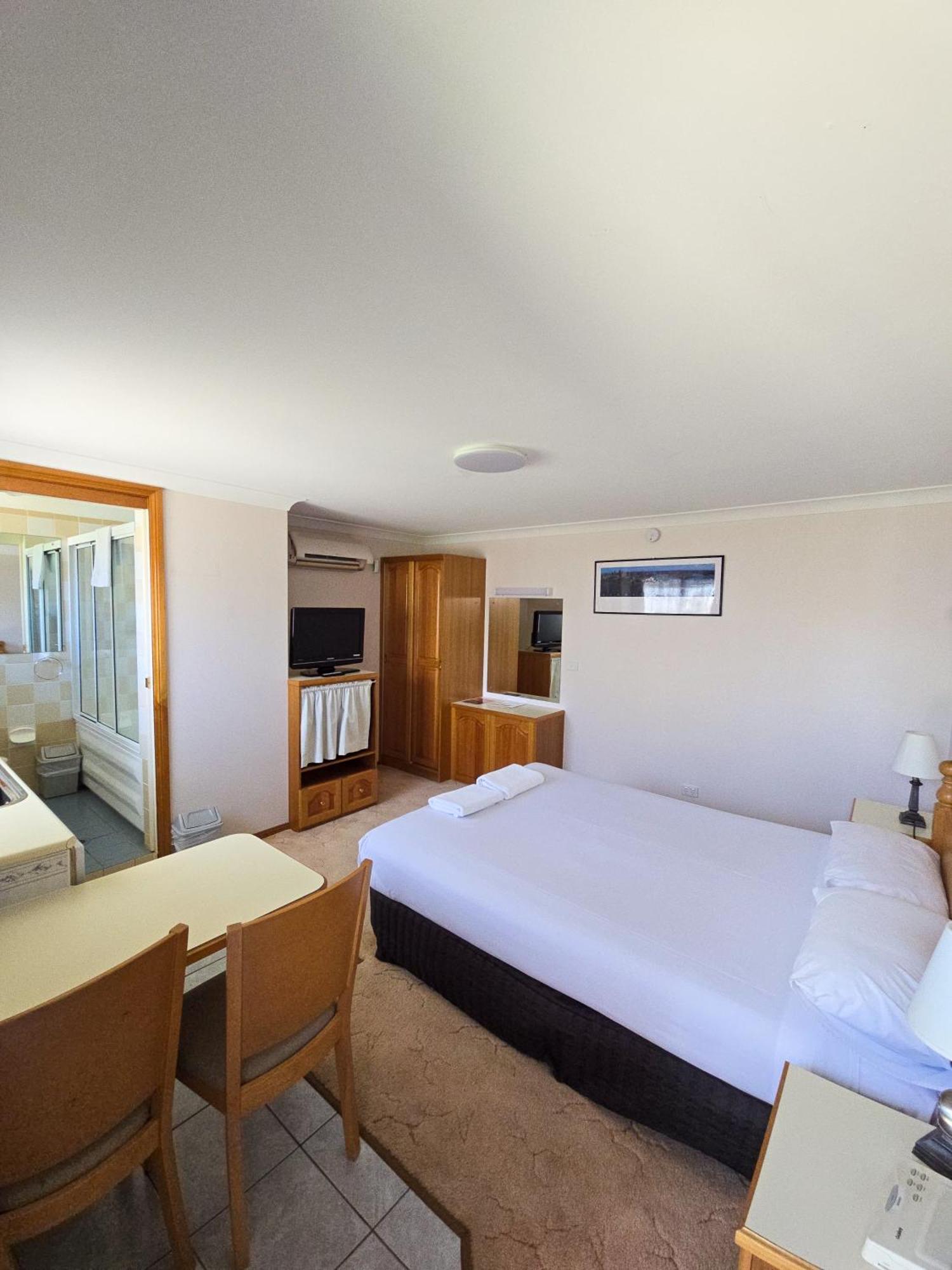 Tumut Valley Motel Pet Friendly Εξωτερικό φωτογραφία