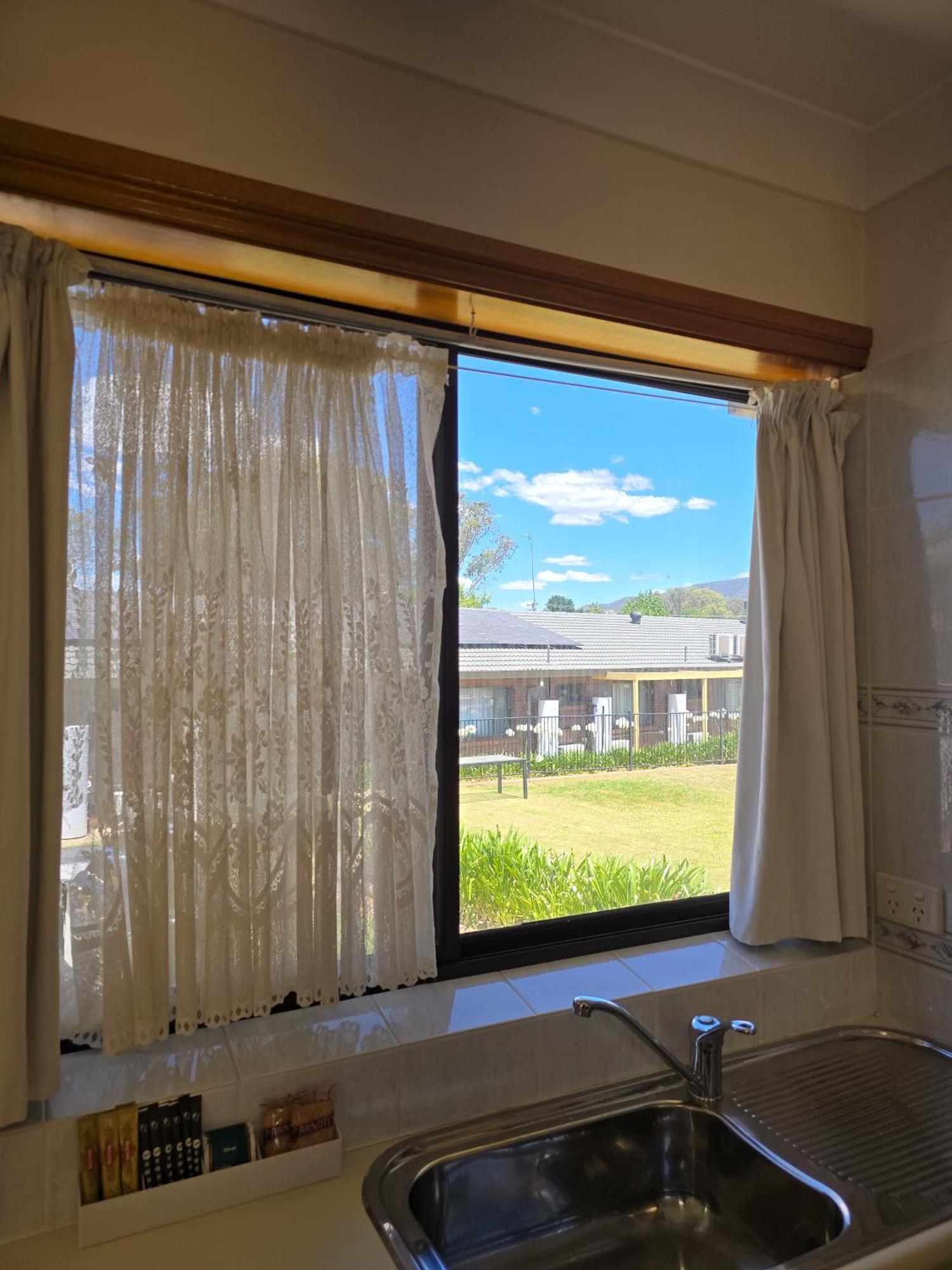 Tumut Valley Motel Pet Friendly Εξωτερικό φωτογραφία